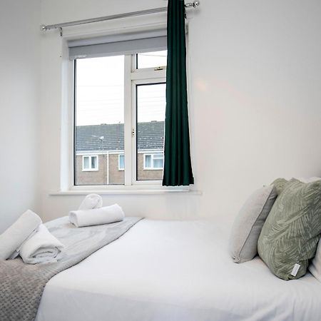 Quiet And Comfy House With 2 Bedrooms And 2 Bathrooms Super Fast Wifi And Crisp Hotel Standard White Linen Hosted By Our Home Short Stays 达灵顿 外观 照片