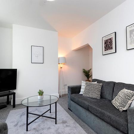 Quiet And Comfy House With 2 Bedrooms And 2 Bathrooms Super Fast Wifi And Crisp Hotel Standard White Linen Hosted By Our Home Short Stays 达灵顿 外观 照片