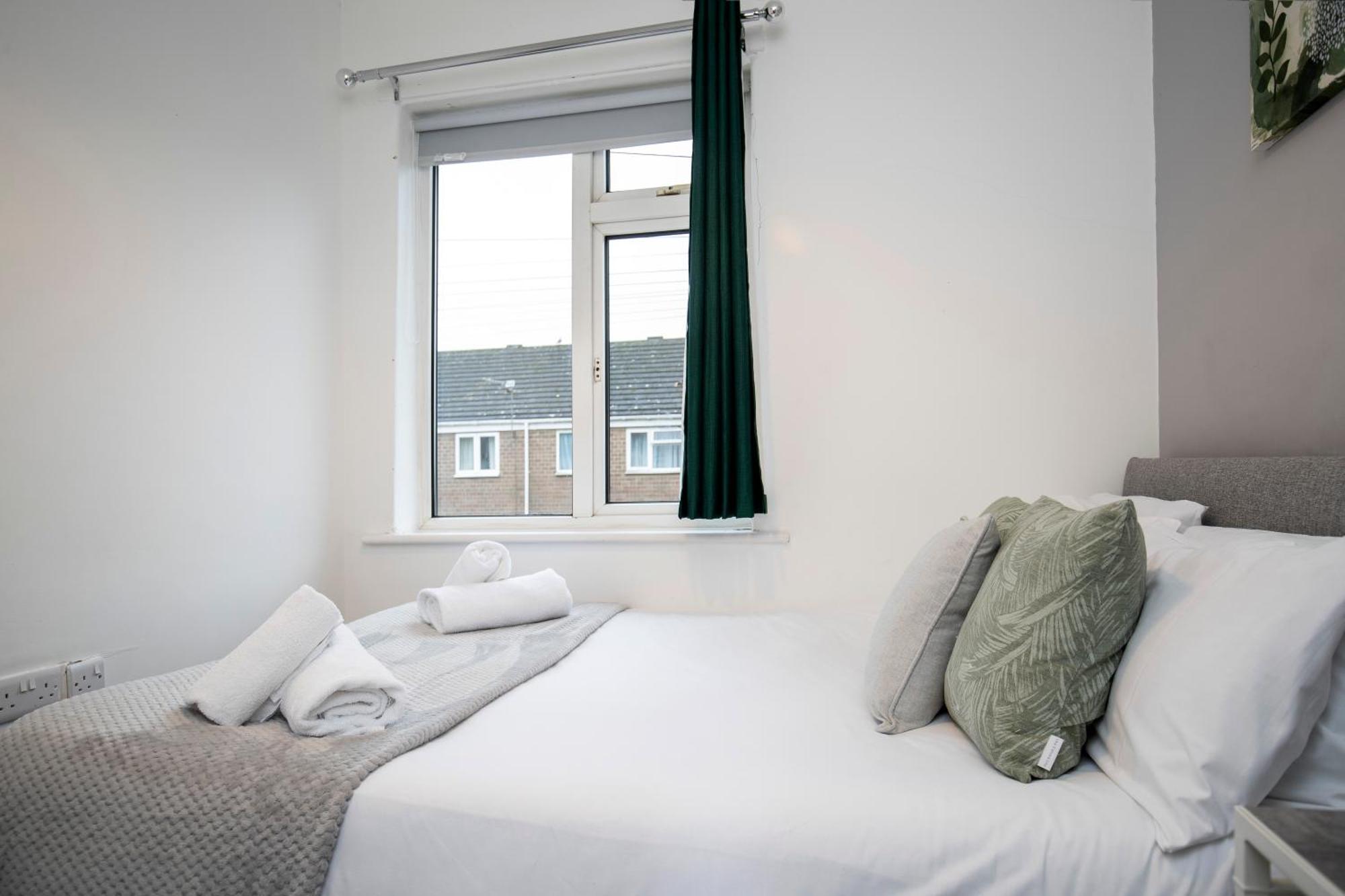 Quiet And Comfy House With 2 Bedrooms And 2 Bathrooms Super Fast Wifi And Crisp Hotel Standard White Linen Hosted By Our Home Short Stays 达灵顿 外观 照片