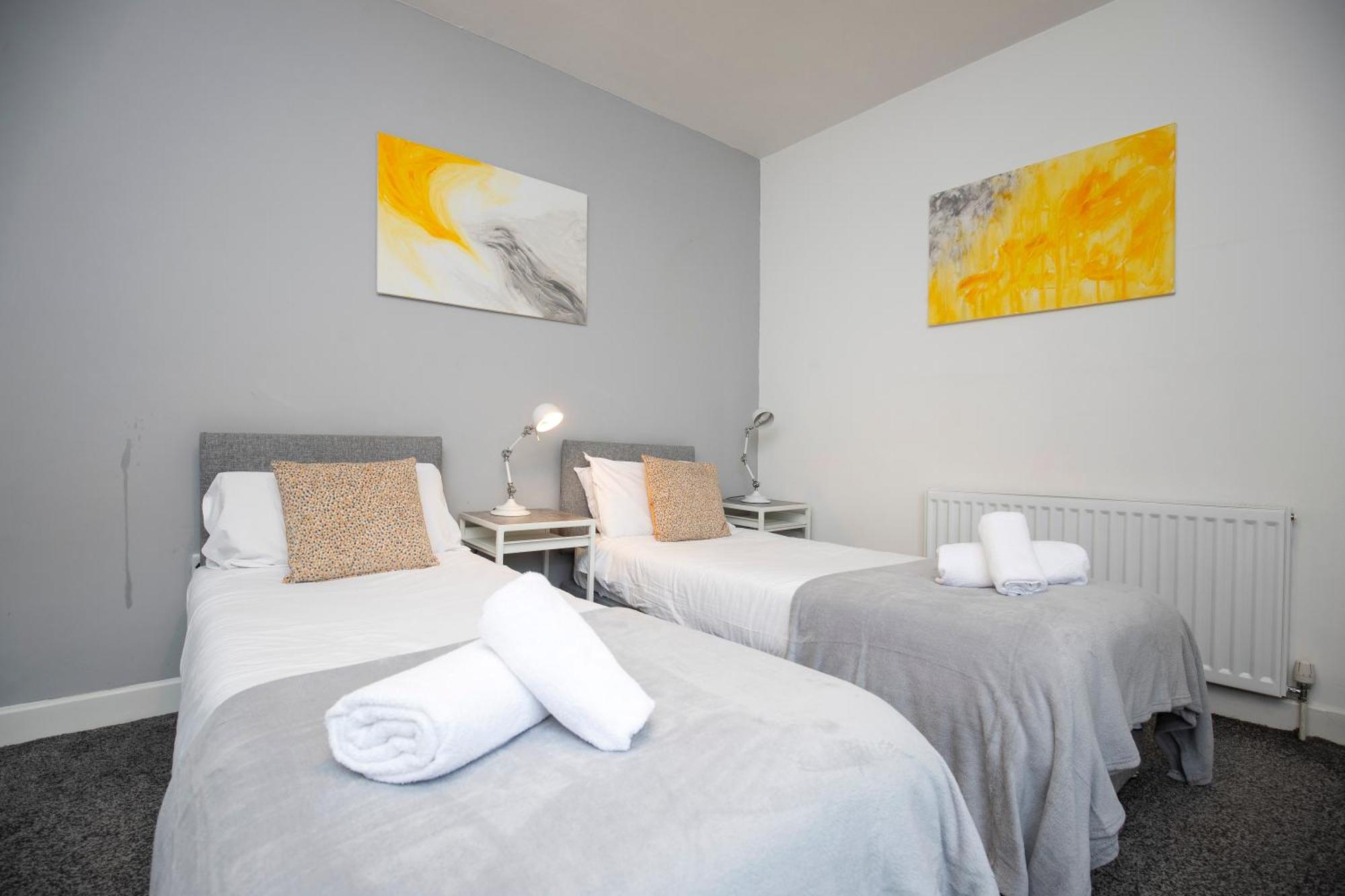 Quiet And Comfy House With 2 Bedrooms And 2 Bathrooms Super Fast Wifi And Crisp Hotel Standard White Linen Hosted By Our Home Short Stays 达灵顿 外观 照片
