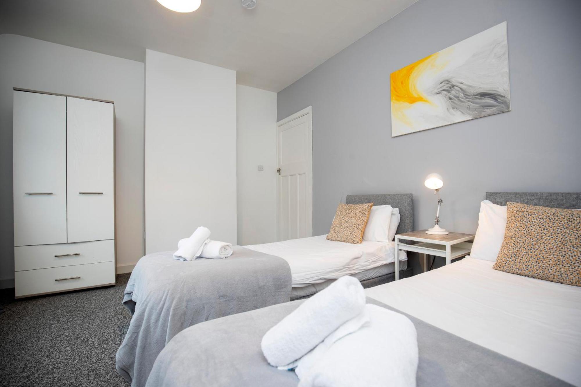 Quiet And Comfy House With 2 Bedrooms And 2 Bathrooms Super Fast Wifi And Crisp Hotel Standard White Linen Hosted By Our Home Short Stays 达灵顿 外观 照片