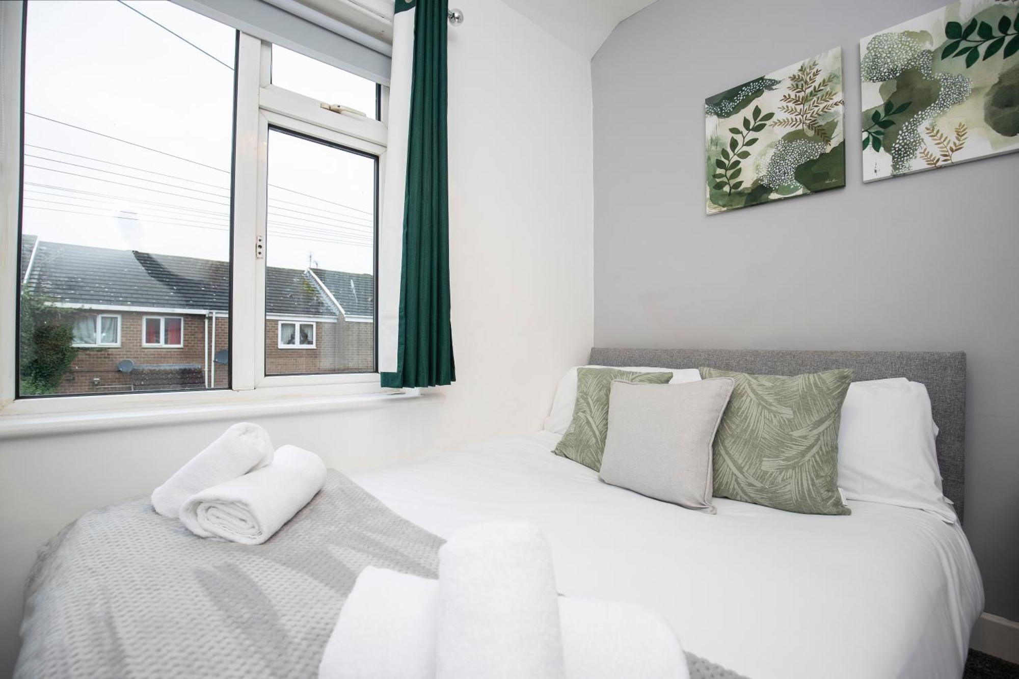 Quiet And Comfy House With 2 Bedrooms And 2 Bathrooms Super Fast Wifi And Crisp Hotel Standard White Linen Hosted By Our Home Short Stays 达灵顿 外观 照片