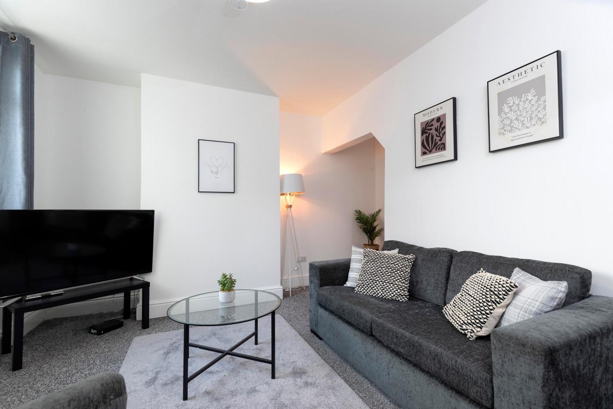 Quiet And Comfy House With 2 Bedrooms And 2 Bathrooms Super Fast Wifi And Crisp Hotel Standard White Linen Hosted By Our Home Short Stays 达灵顿 外观 照片