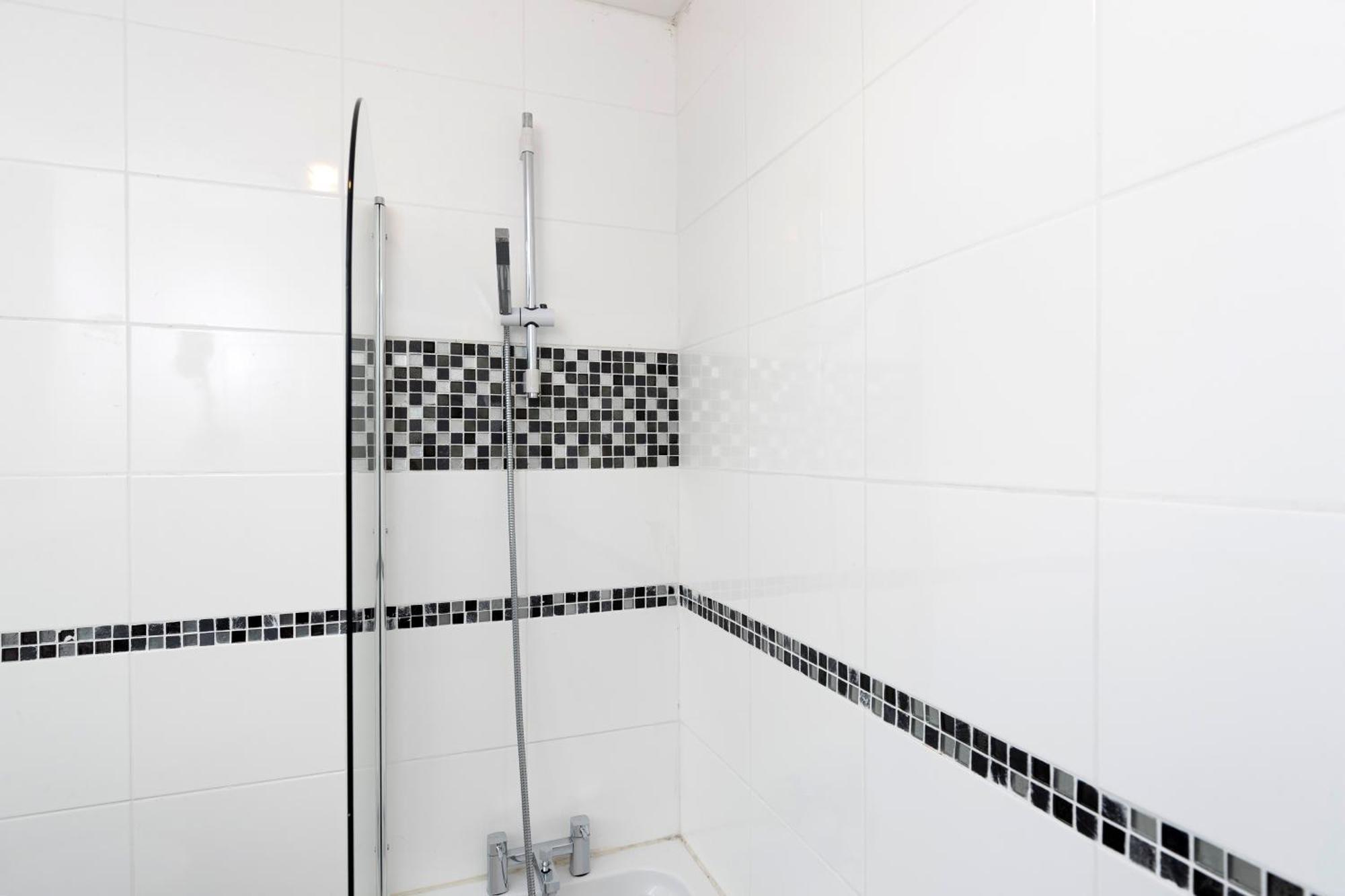Quiet And Comfy House With 2 Bedrooms And 2 Bathrooms Super Fast Wifi And Crisp Hotel Standard White Linen Hosted By Our Home Short Stays 达灵顿 外观 照片