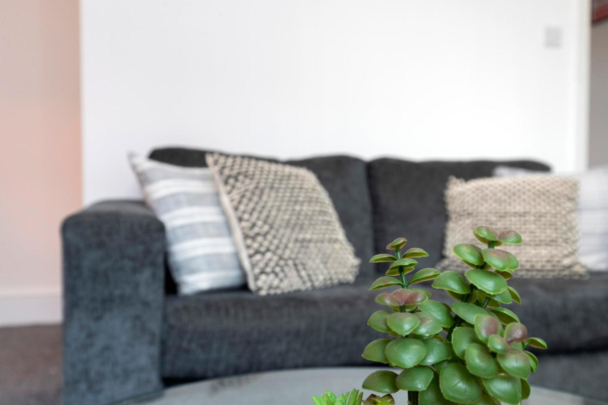 Quiet And Comfy House With 2 Bedrooms And 2 Bathrooms Super Fast Wifi And Crisp Hotel Standard White Linen Hosted By Our Home Short Stays 达灵顿 外观 照片
