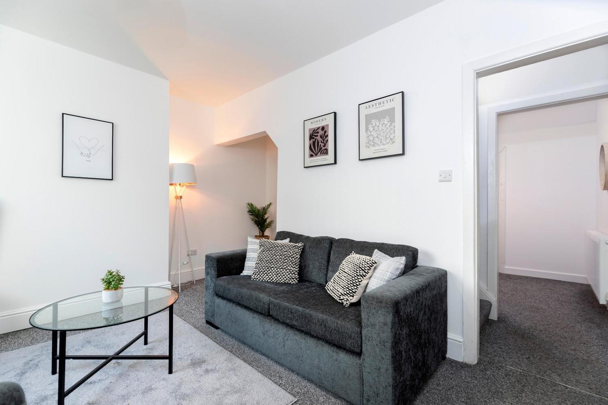 Quiet And Comfy House With 2 Bedrooms And 2 Bathrooms Super Fast Wifi And Crisp Hotel Standard White Linen Hosted By Our Home Short Stays 达灵顿 外观 照片